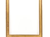 un cadre doré sur un mur blanc, avec un fond blanc