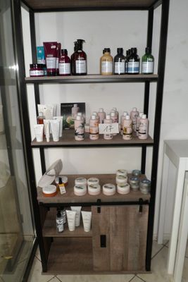 une étagère sur laquelle sont disposés de nombreux types de produits de soin pour la peau