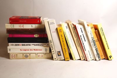 plusieurs livres empilés sur une table