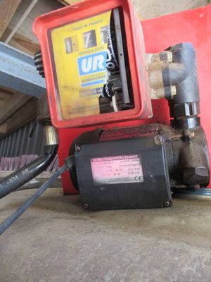 une image représentant une pompe à essence à laquelle est raccordé un tuyau