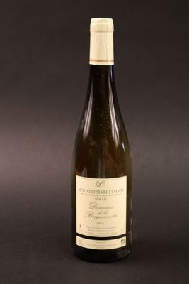 une bouteille de vin posée sur une table
