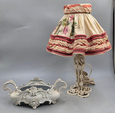 une lampe placée à côté d'un bol et d'un abat-jour