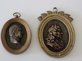 deux médaillons anciens en bronze représentant un homme et une femme