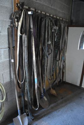 beaucoup d'outils accrochés au mur du garage
