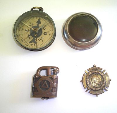 trois types différents de montres de poche posées sur la table
