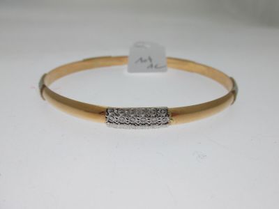 un bracelet en or orné d'une barre sertie de diamants