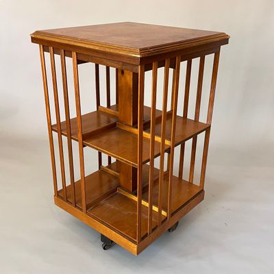 une petite table en bois avec une étagère montée sur roulettes