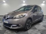 la photo d'une voiture garée dans un garage