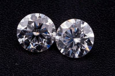 deux diamants taille ronde sur un fond noir