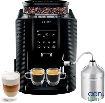 Une machine à café Krups avec deux tasses de café à côté d'un moulin à café