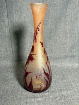 un vase en verre posé sur une table