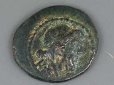 une vieille pièce de monnaie sur laquelle figure l'image d'un homme à cheval