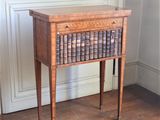 une petite table en bois sur laquelle sont posés des livres