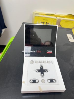 un petit appareil électronique blanc posé sur une table