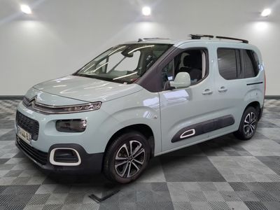 La nouvelle fourgonnette Citroën est garée dans le showroom.