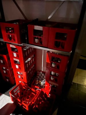de nombreuses boîtes rouges empilées les unes sur les autres dans une pièce