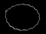 gros plan d'un bracelet en argent sur fond noir