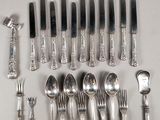 beaucoup de cuillères et de fourchettes en argent sur la table