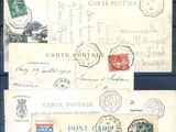 de nombreuses cartes postales et enveloppes anciennes exposées dans une vitrine
