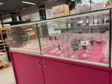 de nombreux verres à vin vides exposés dans une vitrine