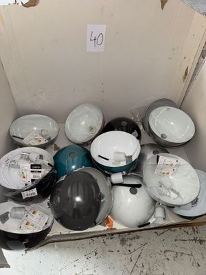 une boîte remplie de vaisselle et de casseroles posée par terre
