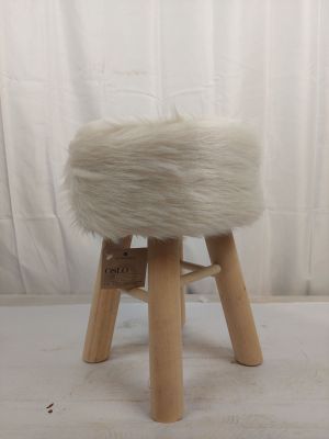 un tabouret en peau de mouton blanche avec des pieds en bois, sur fond blanc