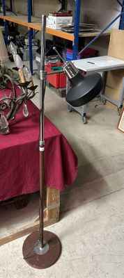 Lampadaire orientable fût en bois et chrome.
