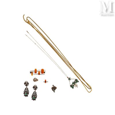 une image représentant un assortiment de bijoux posés sur une surface blanche