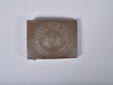 un petit morceau de chocolat posé sur une surface blanche