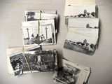 plusieurs vieilles photographies en noir et blanc de personnes et de bâtiments sur une table