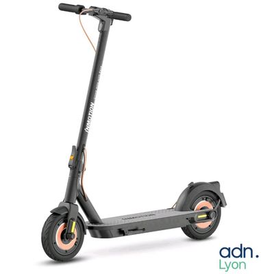 gros plan d'un scooter sur fond blanc