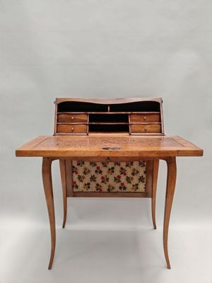 un bureau ancien muni de tiroirs, surmonté d'un autre tiroir