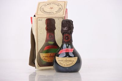 des bouteilles de vin et une boîte de chocolats posées sur une table