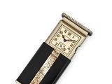 une montre dorée et noire sur fond blanc, avec un bracelet noir