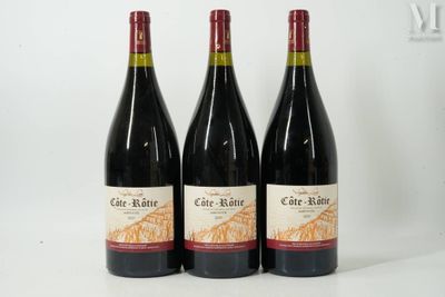 trois bouteilles de vin rouge sont alignées sur une surface blanche