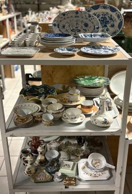 de nombreuses assiettes et bols posés sur une étagère dans un magasin
