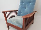 une chaise avec un coussin bleu et une chaise avec une structure en bois