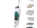 un gros plan d'un aspirateur accompagné de plusieurs accessoires de nettoyage sur fond blanc