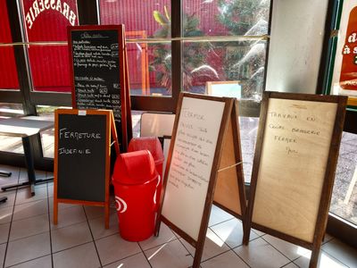 un panneau et un tableau noir au milieu d'une pièce