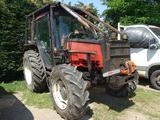 un tracteur garé à côté d'un camion