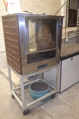 un petit four posé sur un chariot dans une cuisine