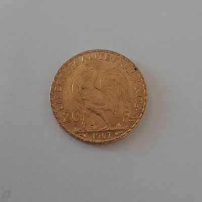 une pièce d'or avec l'image d'une femme dessus