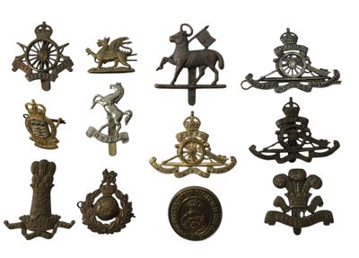 Plusieurs types d'insignes militaires sont représentés sur un fond blanc