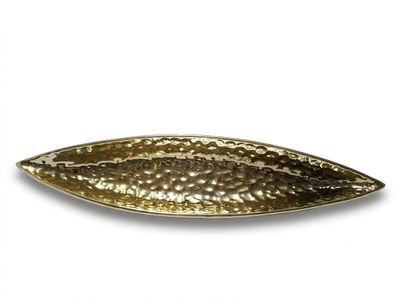 un gros plan d'une assiette dorée sur fond blanc