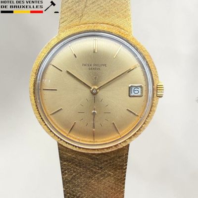 une image d'une montre-bracelet en or avec un bracelet en cuir marron