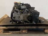 un moteur est posé sur une palette dans un entrepôt