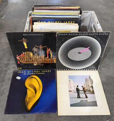 beaucoup de disques vinyles par terre dans la pièce