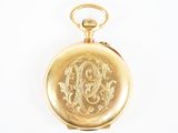 une image représentant une montre de poche en or portant un monogramme