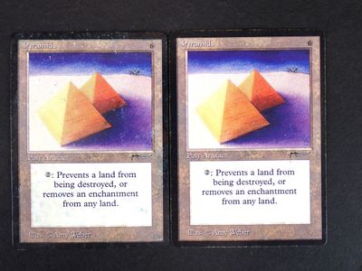 deux cartes sur lesquelles figure une pyramide