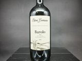 une bouteille de vin posée sur une boîte